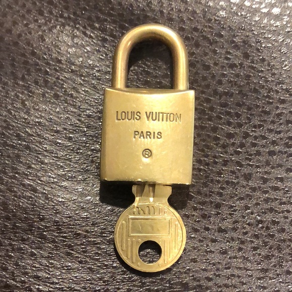 Vintage LV Louis Vuitton Padlock Lock & Key 216 - Picture 10 of 13